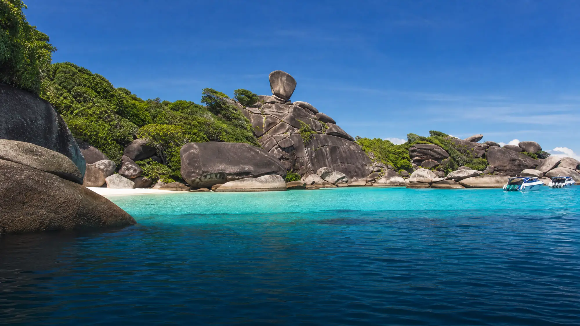 Explorez 11 îles de granit en mer d'Andaman. Les excursions d'une journée partent de Khao Lak et de Phuket entre octobre et mai.