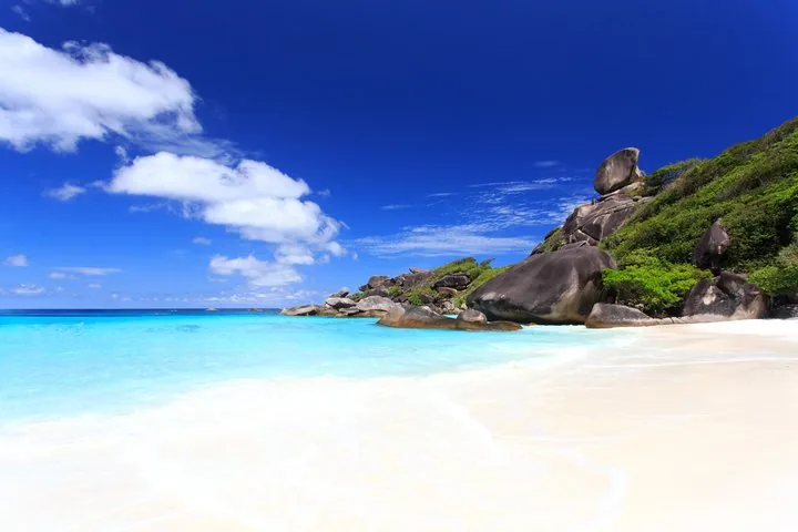 Plage de sable blanc et gros rochers aux îles Similan