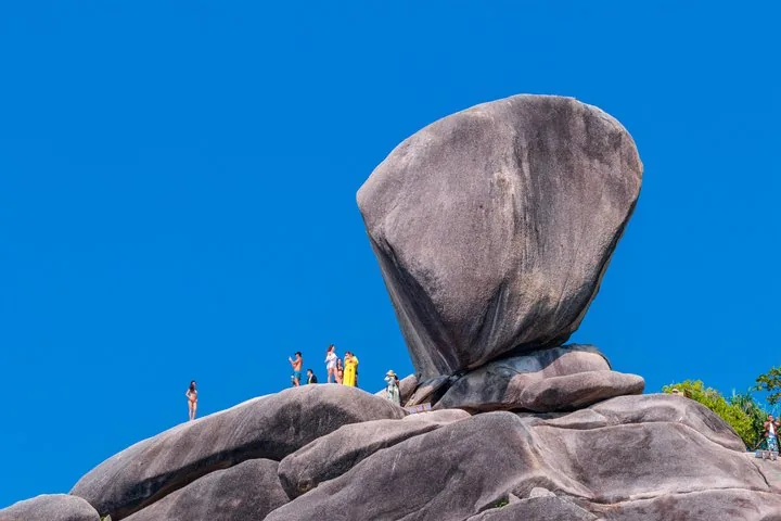 Touristen stehen neben dem berühmten Sailing Boat Rock