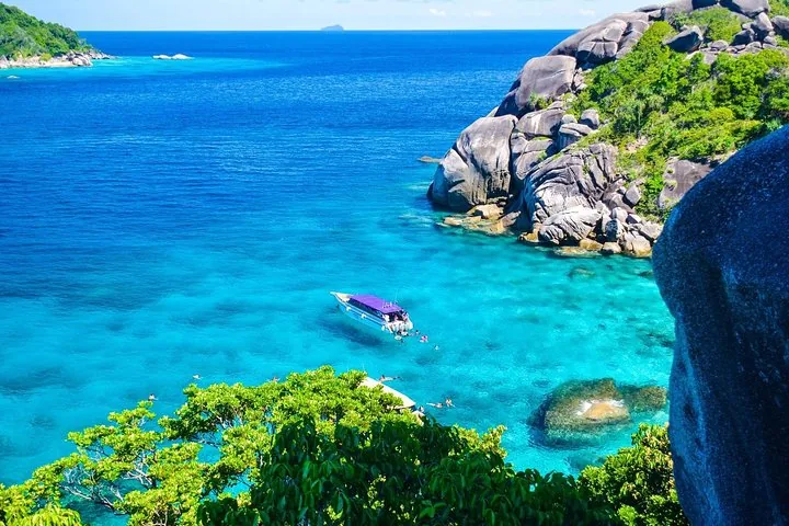Vedette rapide ancrée dans des eaux turquoise près des îles Similan rocheuses